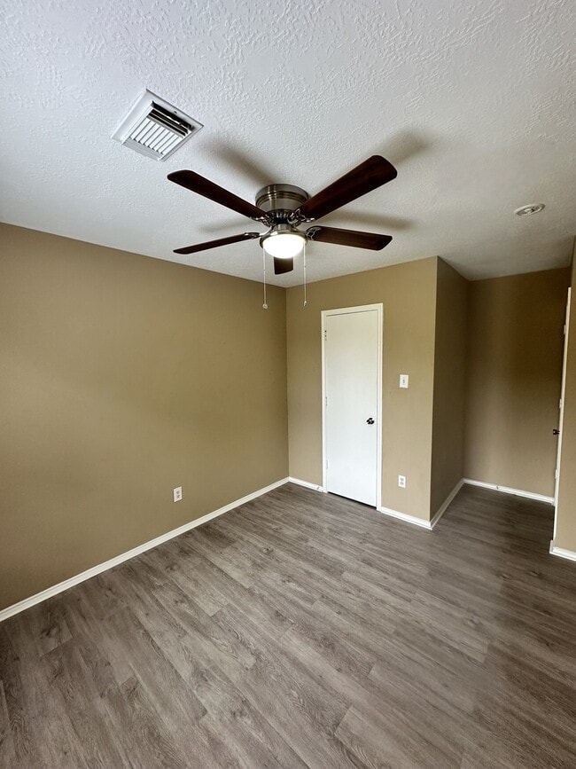 Building Photo - 6910 Bayou Crest Dr