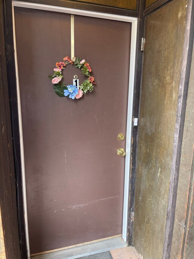 Building Photo - Spacious Ground Level 2 Bedroom 1 Bath