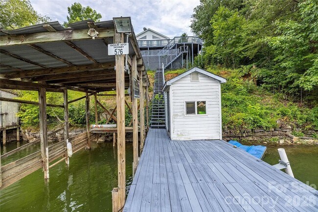 Building Photo - 138 Strand Dr