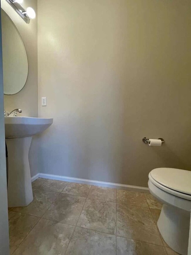 Building Photo - Great Townhome For Rent