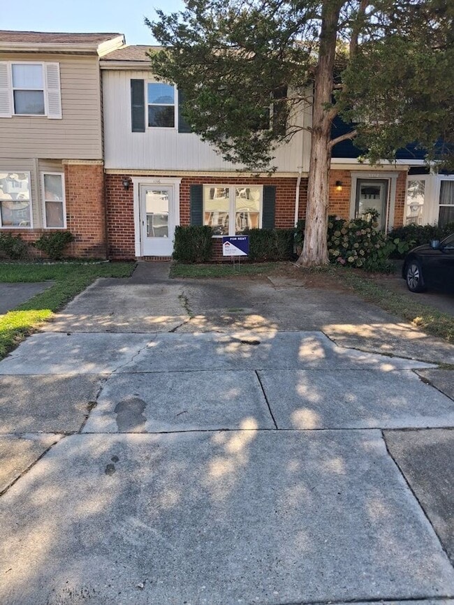 Building Photo - Charming 3BR Townhouse with Fenced Backyard and Community Pool