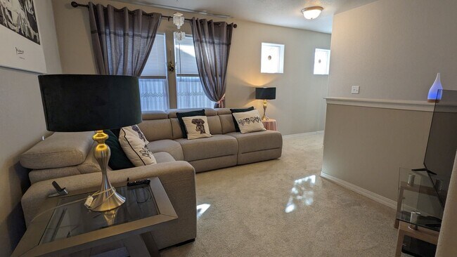 Building Photo - IMMACULATE 4 BED/2.5 BATH CUSTOM BUILT HOME IN SKYLINE RIDGE!