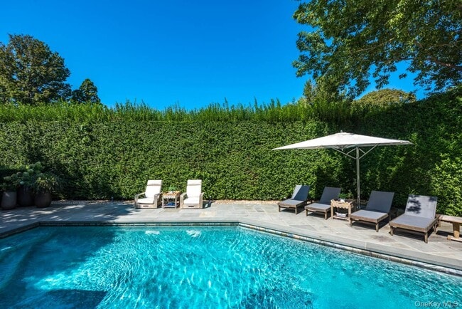 Building Photo - 10 Henry St