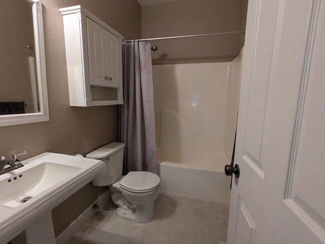 Building Photo - Gorgeous single-level 2x2 with an office\t...