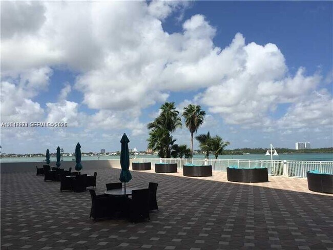 Building Photo - 10350 W Bay Harbor Dr