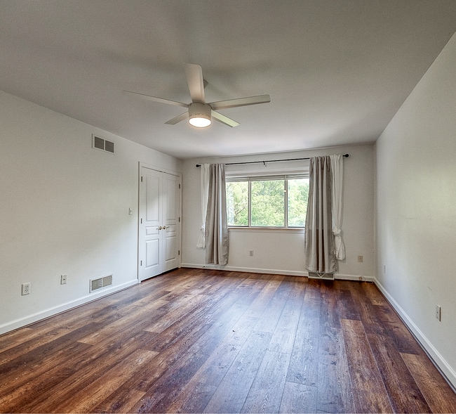 Building Photo - Fox Chapel Luxury Townhome, 4 Bedrooms, 3.5 Bathrooms, 3 Care Garage, Finished Basement.