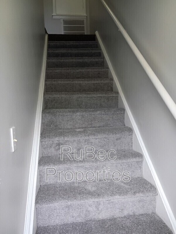 Building Photo - 913 Nottingham Dr