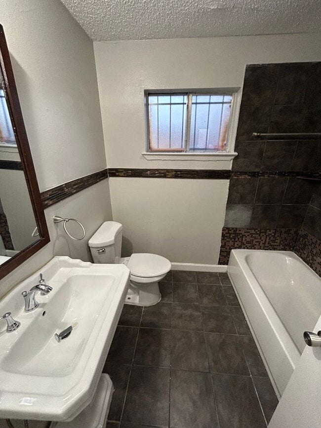 Building Photo - An unbeatable location that offers both convenience and luxury.