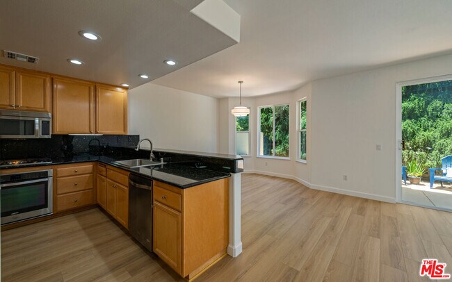 Building Photo - 6465 Zuma View Pl