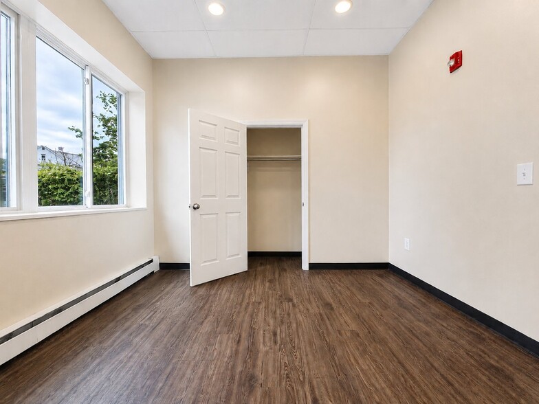 Building Photo - 71 Catlin St