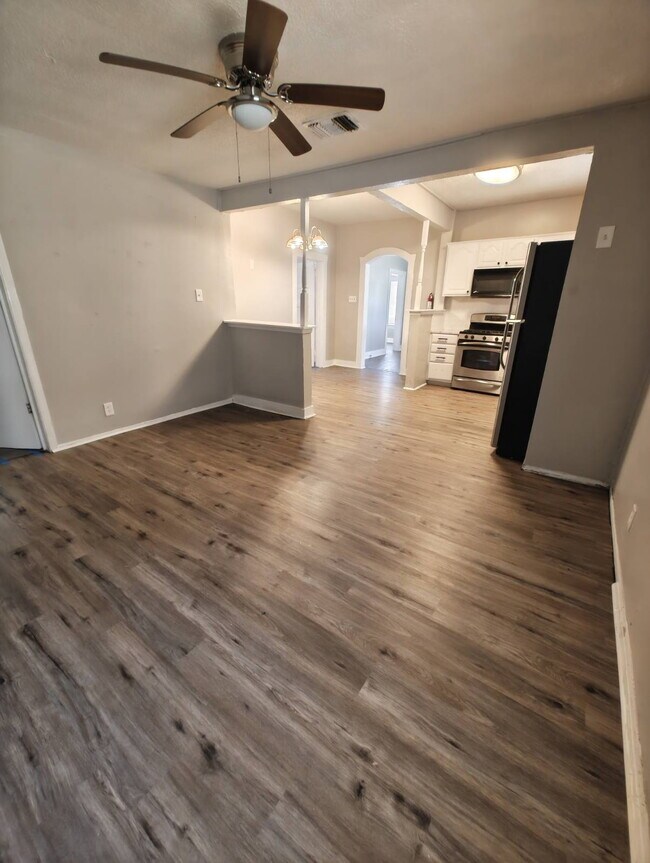 Building Photo - 3 Bed/2 Bath on the Inner Wst Side