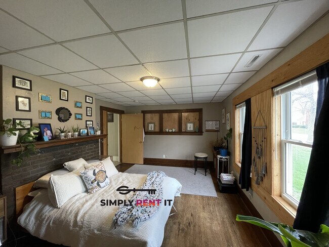 Building Photo - Tri-Plex, 3 Bedroom On Campus! Available Aug 1st