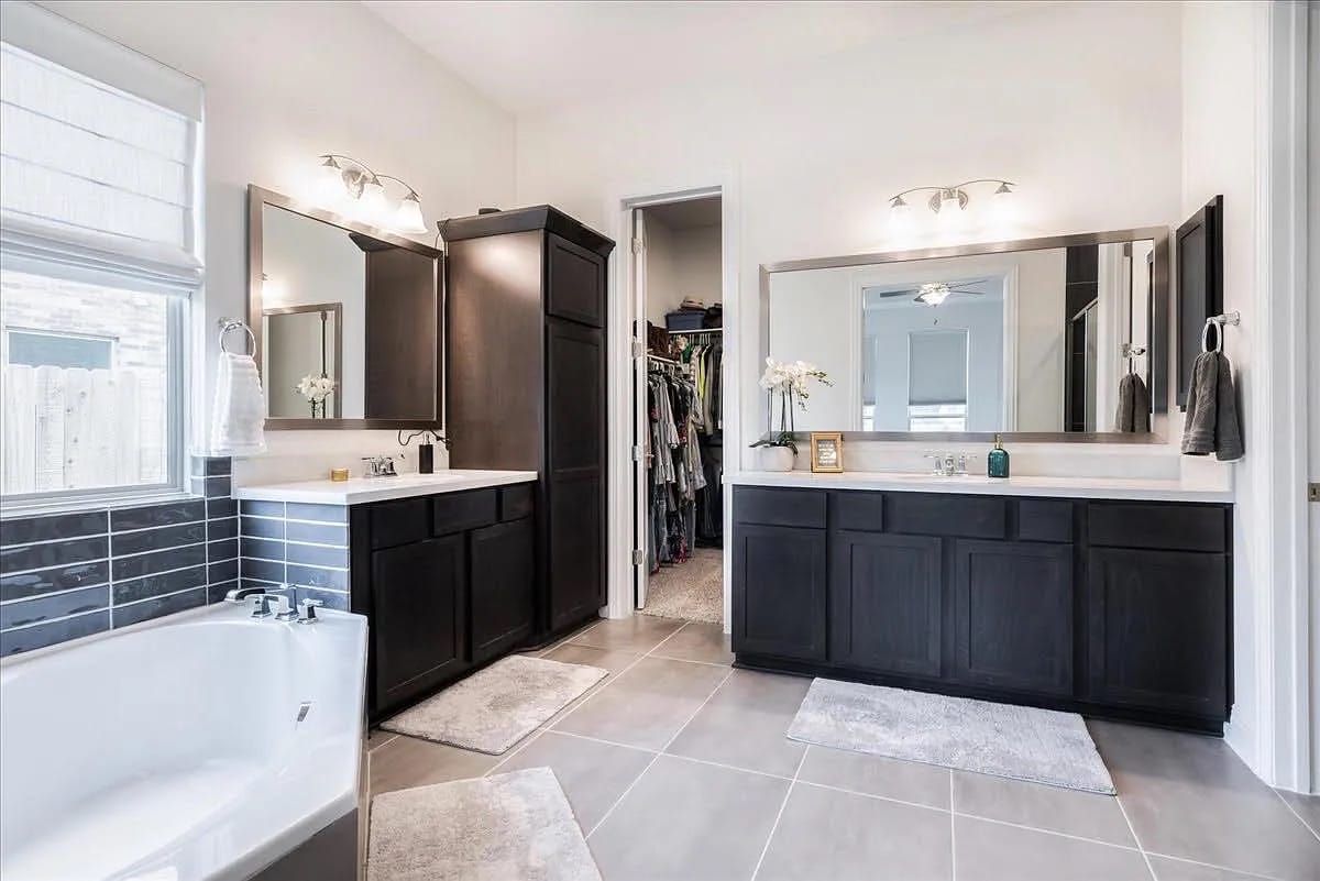 Building Photo - Room in House on Fresno Ave