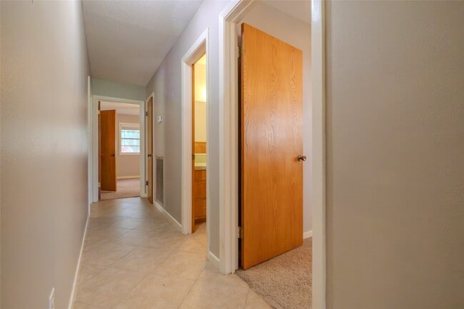 Building Photo - 2308 Hillcrest Dr