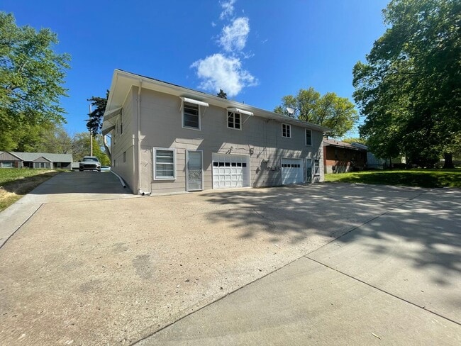 Building Photo - {731} Convenient Location + Full basement + 2 Car Tandem Garage