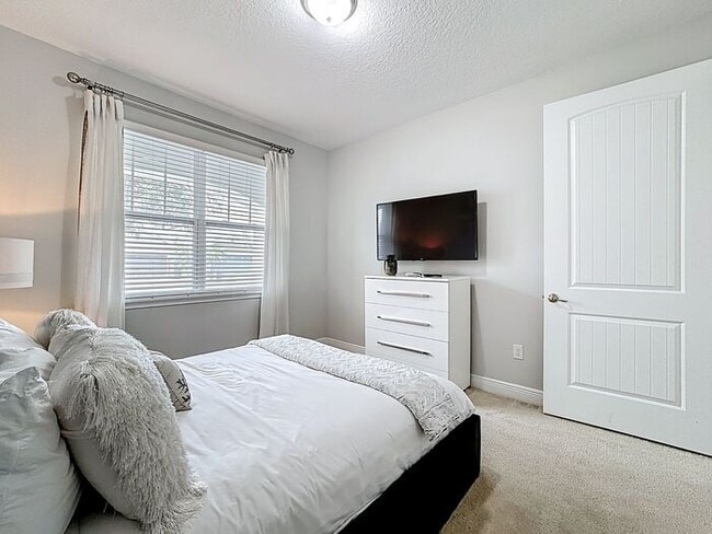 Building Photo - 8 Bedrooms 7 baths on a resort community