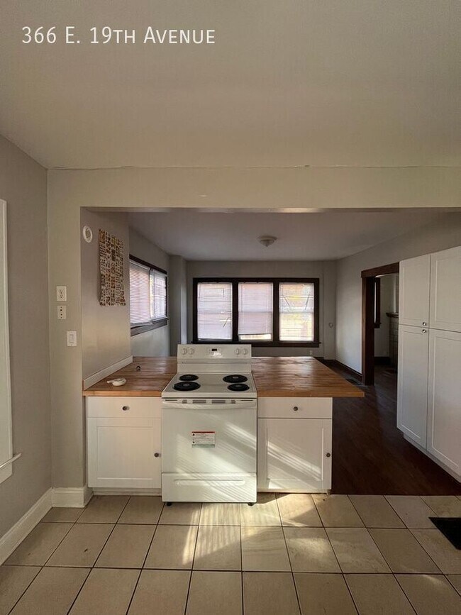 Building Photo - 366 E 19th Ave