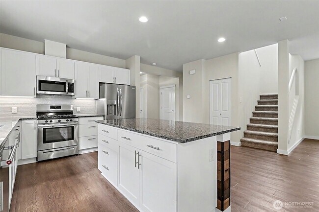 Building Photo - 348 Partlon St