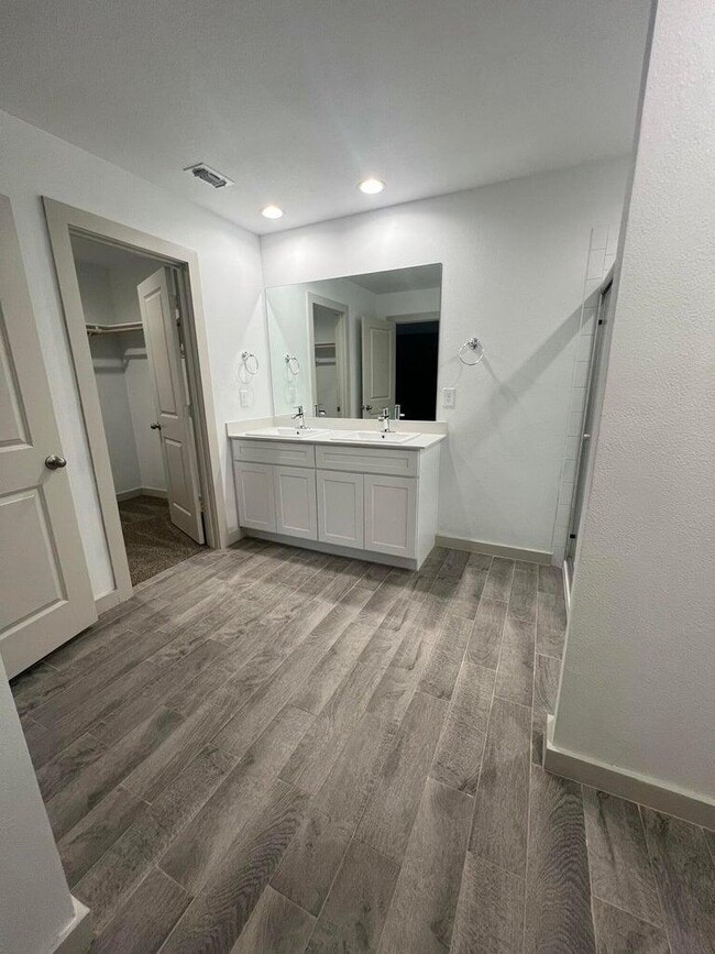 Building Photo - 10518 Aberdeen Ave