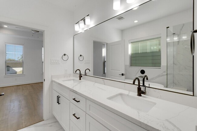 Building Photo - 1526 Chestnut St