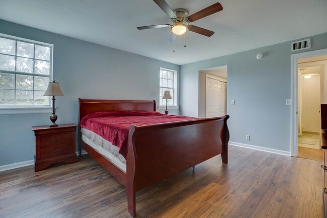 Building Photo - Townhome Close to MTSU