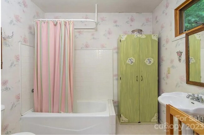 Building Photo - Woderfully Furnished Mountain Home