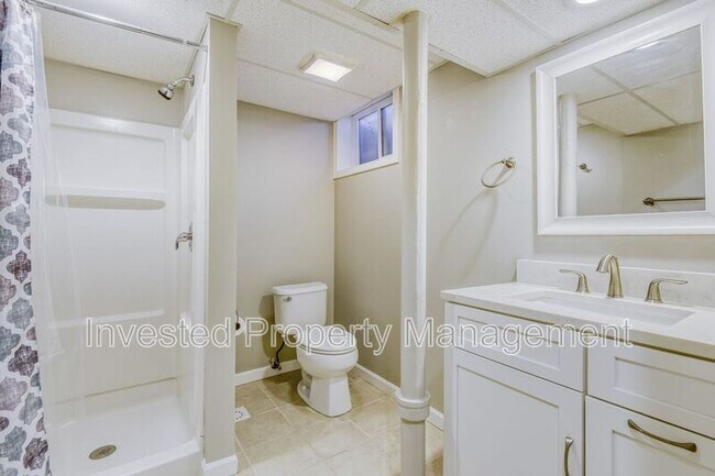 Building Photo - 1365 S Grape St