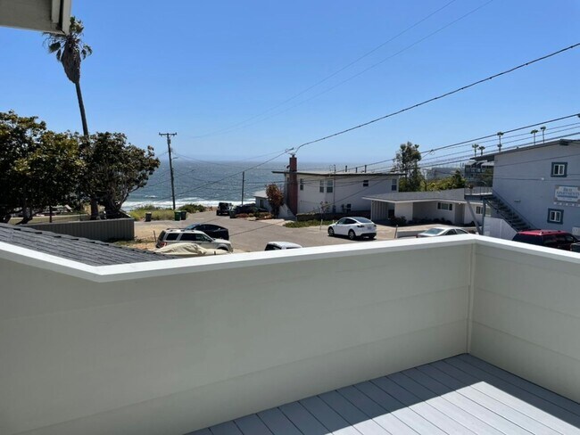 Building Photo - Pismo Duplex