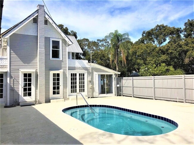 Building Photo - 835 Victoria Dr