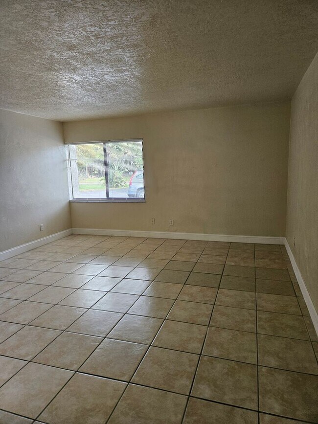 Building Photo - 1 BEDROOM 1 BATH NEWLY RENOVATED CONDO