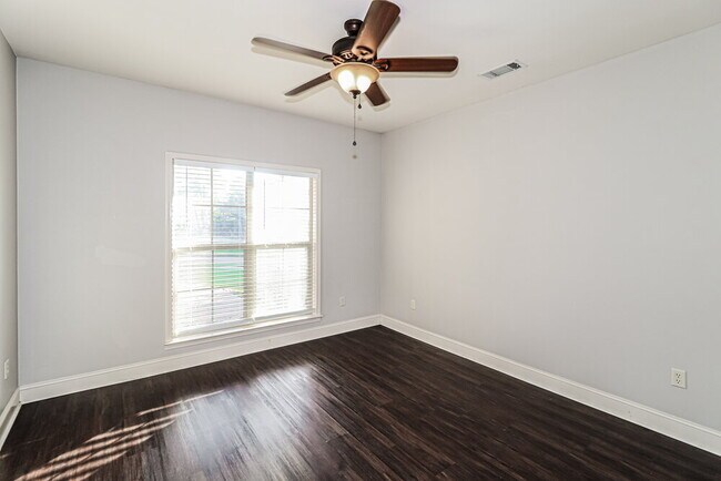 Building Photo - 706 Bending Oak S