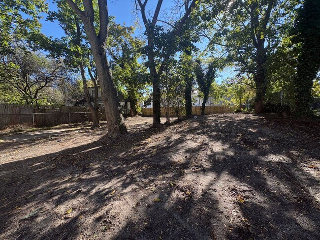 Building Photo - Beautiful, Newly Renovated 4 Bedroom 2 1/2...