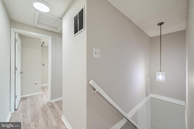 Building Photo - Modern 2-Bedroom Gem with Deck