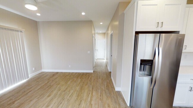 Building Photo - 4BD/2BA, Private Yard!!