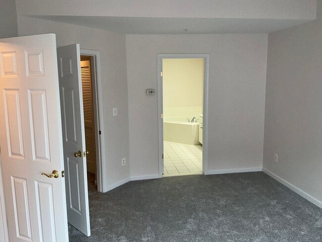Building Photo - Beautiful 4BR 4.5BA 4 level townhome with 2 car attached garage located in the Fallsgrove Community