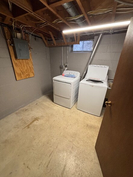 Building Photo - 2057 Emerald Ln