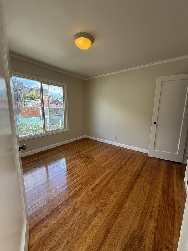 Building Photo - Spacious 3 Bedroom Home Minutes from City ...