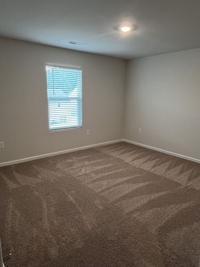 Building Photo - Newer 3 Bed House in East Charlotte