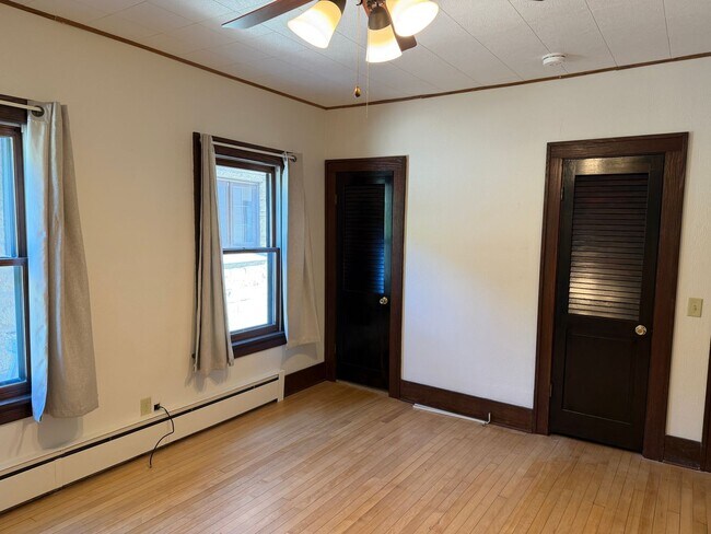 Building Photo - 5- Bedroom House for Rent in Chaseburg