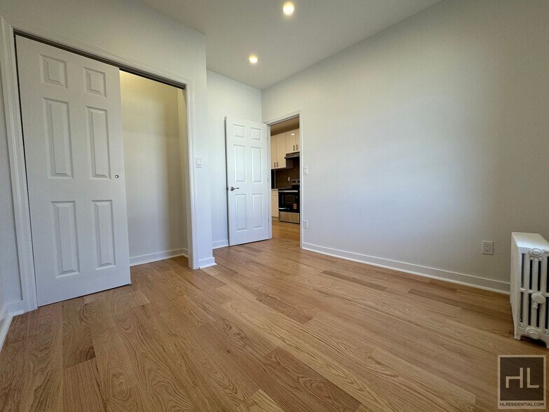 Building Photo - 31 AVENUE