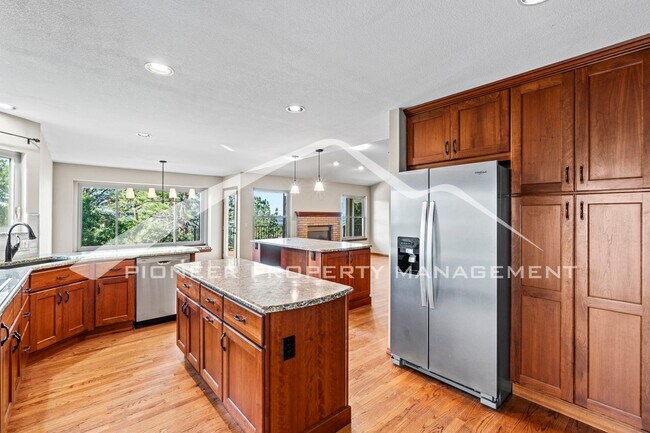 Building Photo - 5 bed/3 bath Main-Level Living with Design...