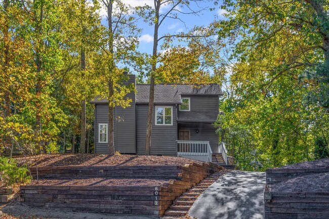 Building Photo - Beautifully updated and freshly painted 3-...