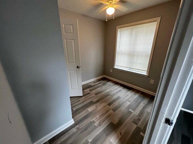 Building Photo - Room in Duplex on Jones Ave NW