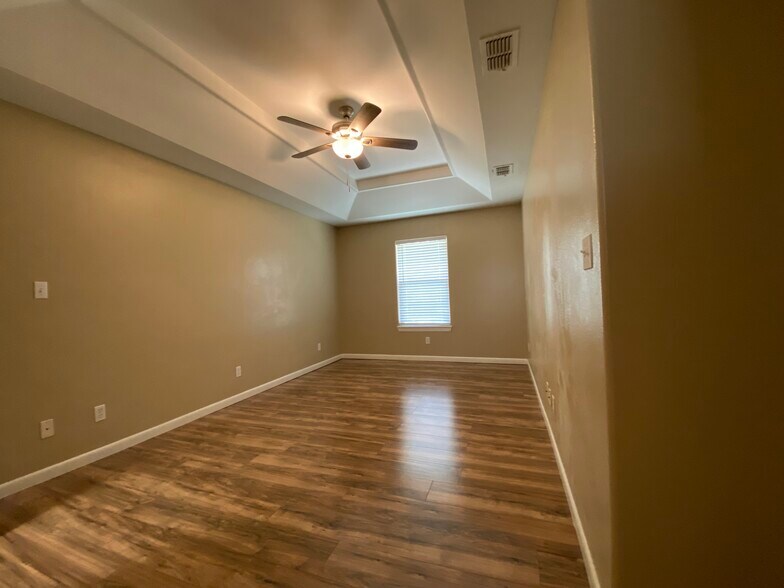 Building Photo - 1209 Swallow Ave