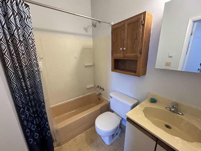 Building Photo - 731 Main St