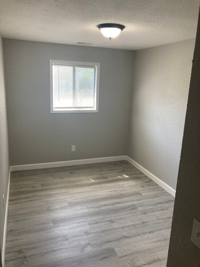 Building Photo - 2 Bedroom , 1 Bathroom Apartment!