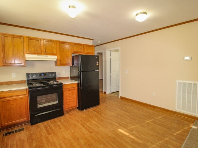 Building Photo - 130 Meadows Ln