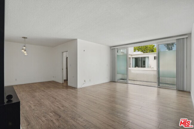 Building Photo - 930 3rd St