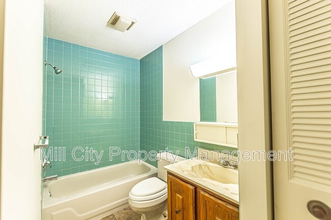 Building Photo - 23 Country Club Dr