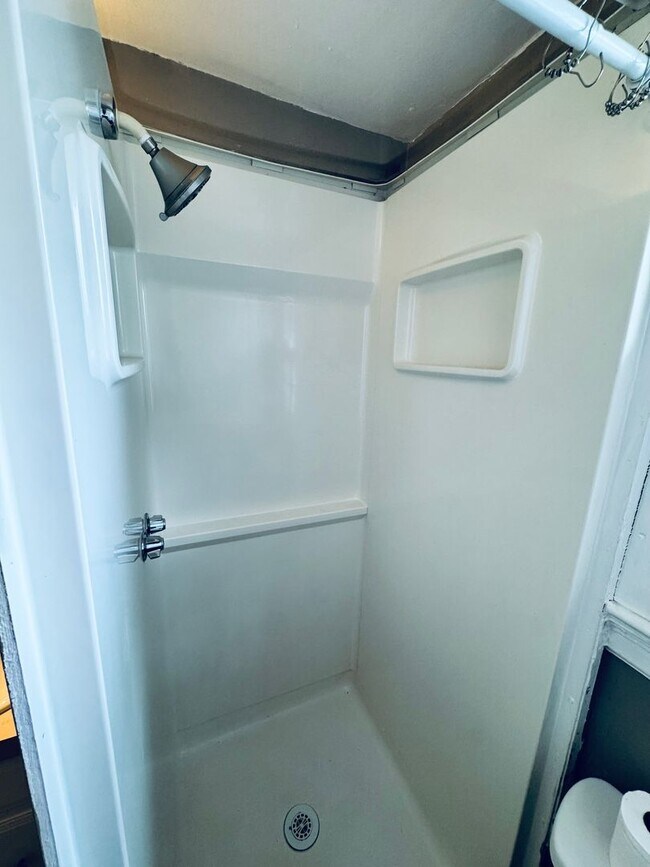 Building Photo - Adorable Cottage